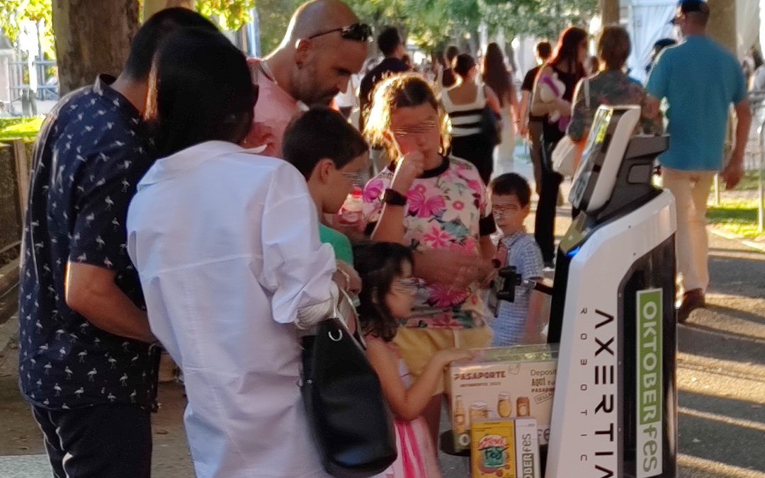 Familia disfrutando con Robot en el OktoberFES